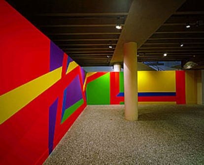 Un aspecto de la instalación <b></b><i>Barras de color,</i> de Sol LeWitt, en A Coruña.