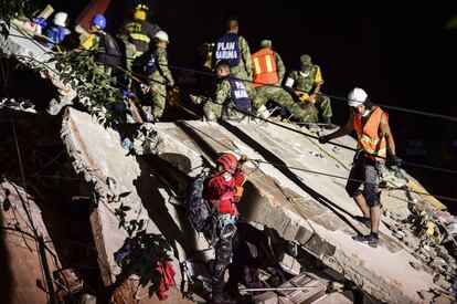 Un equipo de rescate trabajando entre los escombros que ha dejado el sismo en Ciudad de México.