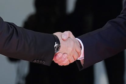 Detalle de las manos de Putin y Biden tras saludarse a la entrada del palacete. El presidente de Suiza deseó a Putin y a Biden una "reunión fructífera en el interés de sus respectivos países y del mundo entero".