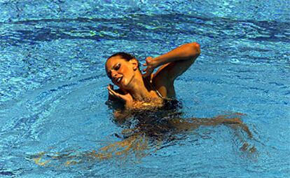 Virginie Dedieu emociona con su expresividad en las piscinas Picornell.