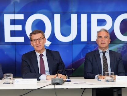 El presidente del PP, Alberto Núñez Feijóo, a la izquierda, y el coordinador general, Elías Bendodo, durante la reunión del Comité Ejecutivo Nacional, este lunes.