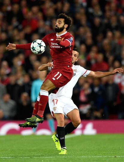 Mohamed Salah para el balón con el pecho.