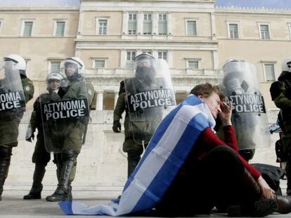 Policias hacen guardia durante el desarrollo de una protesta frente al parlamento griego en Atenas