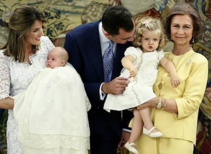 La princesa Letizia sujeta en brazos a la infanta Sofía el día de su bautismo. Junto a ella, el príncipe Felipe, la reina Sofía y la infanta Leonor.