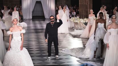 Giambattista Valli saludando al final del desfile.