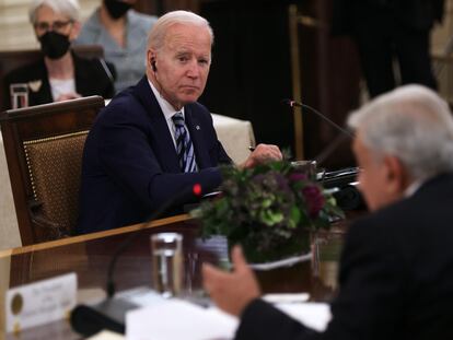 Biden escucha a López Obrador durante la IX Cumbre de Líderes de América del Norte