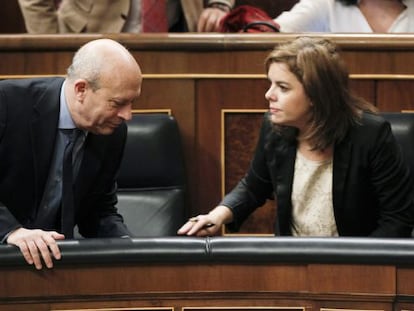 Sáenz de Santamaría y José Ignacio Wert en 2013 en el Congreso.