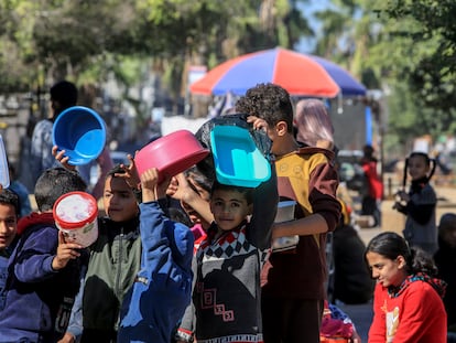 Un grupo de niños espera al reparto de comida al sur de la franja de Gaza.
