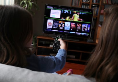 Dos niñas utilizan una plataforma de televisión de pago.