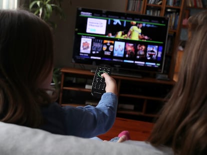 Dos niñas utilizan una plataforma de televisión de pago.