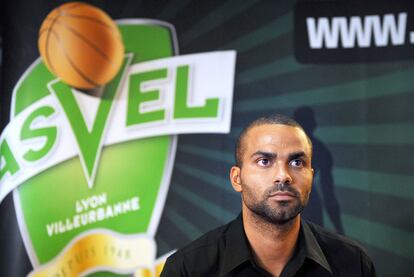 Tony Parker, ante el escudo del Asvel Villeurbanne.