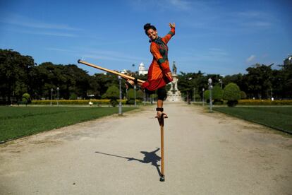 Raquel Poti, artista de rua de 32 anos, posa em um parque do Rio de Janeiro. Raquel acha que os Jogos Olímpicos promovem uma forma de vida que combina esporte, cultura e educação. Ela é consciente do grande investimento feito para o evento ao mesmo tempo em que a população precisa de melhorias em seus serviços básicos.