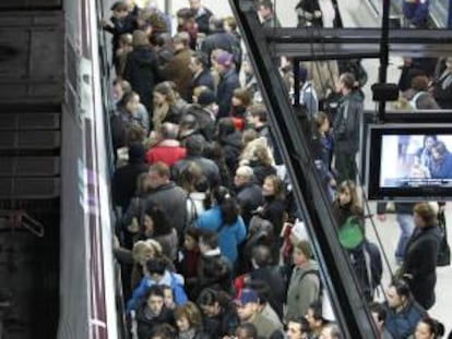 Los pasajeros se agolpan para acceder a un vagón de Metro en la estación de Nuevos Ministerios de Madrid. EFE/Archivo