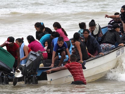 Migrantes venezolanos llegan a la costa de Trinidad y Tobago, el 24 de noviembre de 2020.