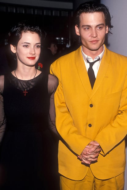 Johnny Depp y Winona Ryder

Aunque Winona Ryder se pasó los 90 con una media melena que sigue siento icónica y fuente de inspiración años después, también tuvo tiempo de cortarse el pelo. En esta imagen su cabello corto, engominado y peinado hacia atrás podría ser intercambiable con el de Johnny Depp.