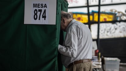 Un hombre ingresa a una casilla de votación en Santiago, Chile, en diciembre de 2023.