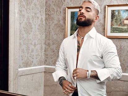 Maluma en una de las imágenes del videoclip con joyas de Bulgari.