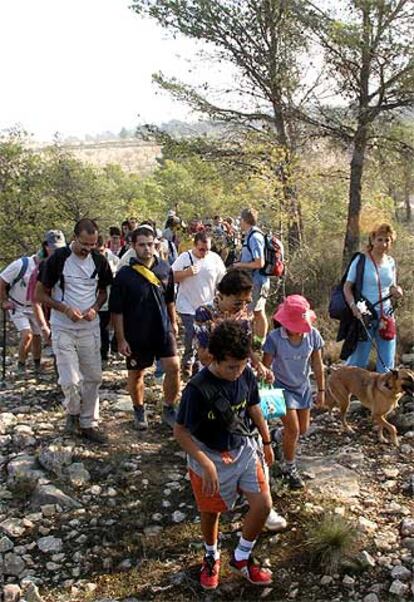 Parte de los 300 vecinos que participaron en la marcha contra la urbanización de Las Barrancadas.