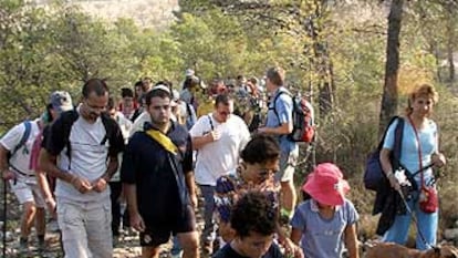 Parte de los 300 vecinos que participaron en la marcha contra la urbanización de Las Barrancadas.