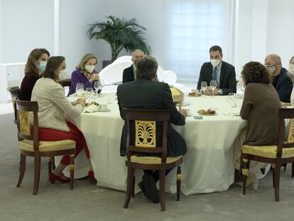 El presidente del Gobierno, Pedro Sánchez con los secretarios generales de UGT, Pepe Álvarez, y de CC OO, Unai Sordo, en un desayuno de trabajo, en La Moncloa.