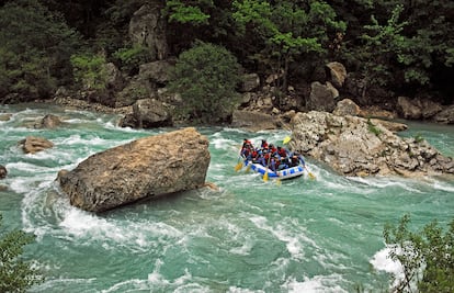 Rafting en los rápidos de la garganta del río Verdon.