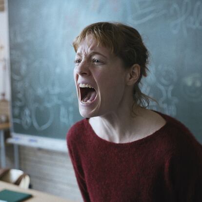 Leonie Benesch como Carla Nowak en un fotograma de la película 'Sala de profesores' (dir. Ilker Çatak, 2023).