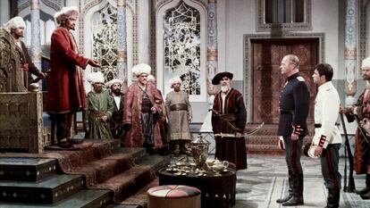 Miguel Strogoff (Curd Jürgens) y Pierre Massini (Sergio de Bachenberg) ante la corte del emir de Khiva en 'El triunfo de Miguel Strogoff' (1961).