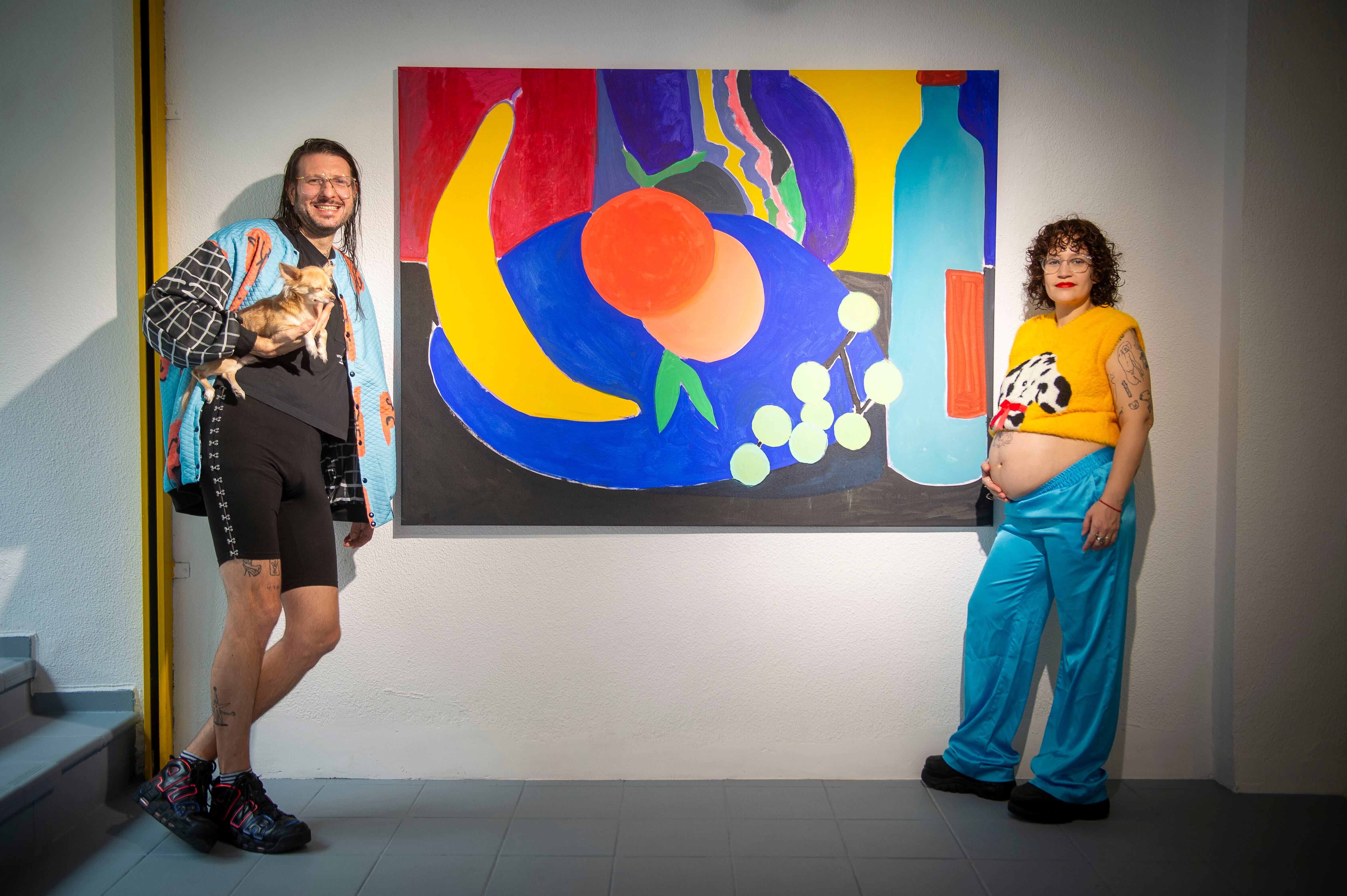 Lisandro Illa y Asesina Suárez, galeristas de Morfo junto a una obra de Santiago Paredes.