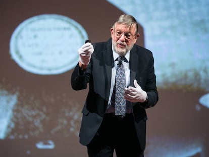 William Phillips muestra una réplica del Prototipo de Kilogramo Internacional durante la conferencia de física atómica en Barcelona.