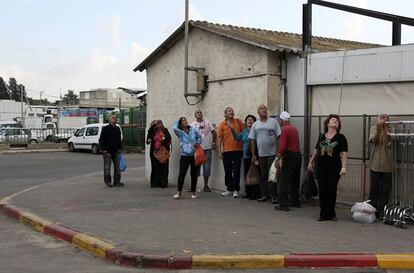 Un grupo de personas en Ashkelon mira al cielo, tras las sirenas de alerta que anuncia el disparo de un cohete desde Gaza.