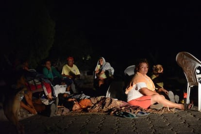 Moradores da cidade de Nagarote passam a noite na rua.