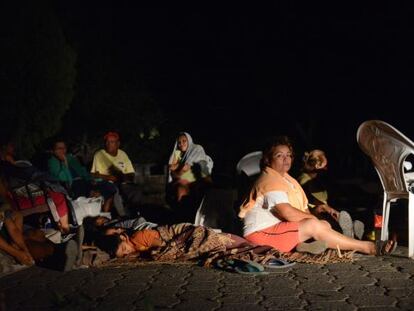 Moradores da cidade de Nagarote passam a noite na rua.