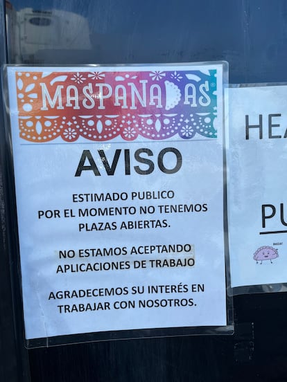 Un letrero avisa que de momento no están haciendo contrataciones, en las instalaciones de Latin Goodness.