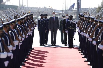 El Rey, al que acompañan Ander Gil, Yolanda Díaz e Irene Montero, participará en la ceremonia de traspaso de mando que convertirá este viernes a Gabriel Boric en el presidente más joven de Chile.