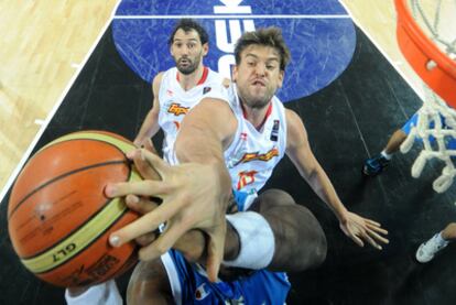 Marc Gasol tapona a Schortsanitis con Garbajosa  al quite.