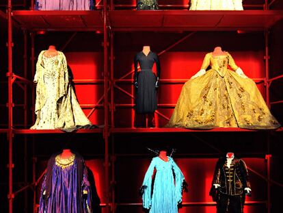 Algunos de los trajes de la exposición.