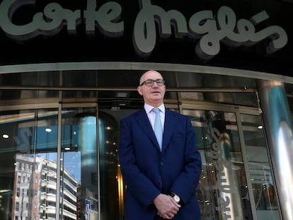 Jesús Nuño de la Rosa, presidente de El Corte Inglés, ante una de las tiendas de la cadena.