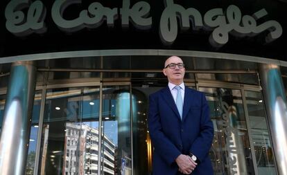 Jesús Nuño de la Rosa, presidente de El Corte Inglés, ante una de las tiendas de la cadena.