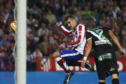 El jugador del Real Madrid Antoine Griezmann marca uno de sus goles sin que el jugador del C&oacute;rdoba Pantic pueda impedirlo