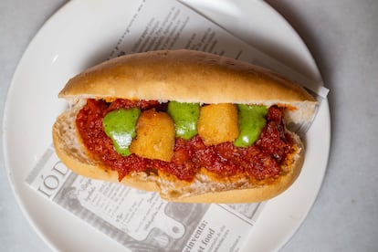 De albóndigas con brie frito y albahaca
