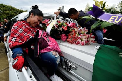 Familiares de la líder indígena Cristina Bautista, que fue asesinada en Tacueyó, zona rural de Toribío, en el departamento del Cauca.