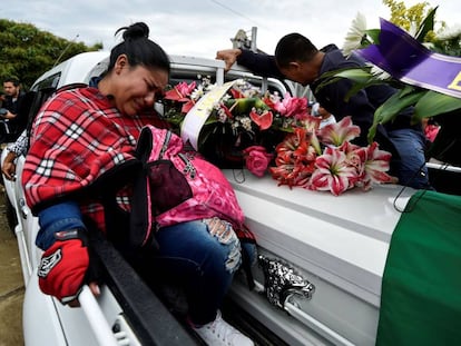 Familiares de la líder indígena Cristina Bautista, que fue asesinada en Tacueyó, zona rural de Toribío, en el departamento del Cauca.