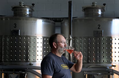 Juanjo Tellaetxe en el interior de su bodega, en Amurrio. "Quería hacer un blanco con vino tinto, pero cuando lo metí a la despalilladora se tintó y al final he hecho un rosado sin querer hacerlo. Ha quedado bastante decente, creo, a ver si lo saco ya para abril", comenta mientras da a probar las distintas variedades de Tantaka. También planea embotellar un vino naranja que ha surgido este año por primera vez.