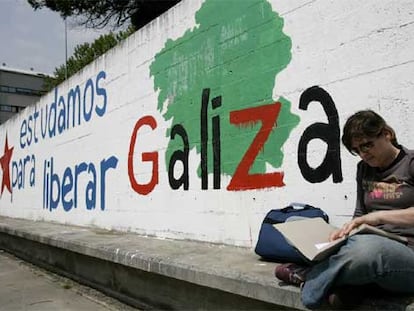 Una estudiante, al lado de una pintada nacionalista en el campus de Santiago de Compostela.