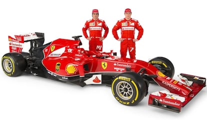 Alonso y Raikkonen posan con el nuevo bólido.