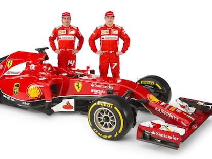 Alonso y Raikkonen posan con el nuevo bólido.