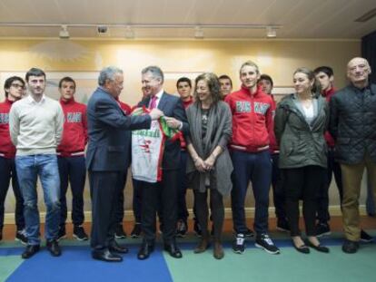 El presidente de la Fundación Ciclista Euskadi, Miguel Madariaga, le entrega a Iñigo Urkullu, un malliot del equipo firmado por todos su miembros.