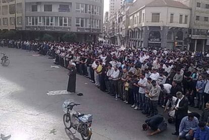 Rezo multitudinario en una manifestación ayer en Homs, donde el domingo murieron ocho personas.