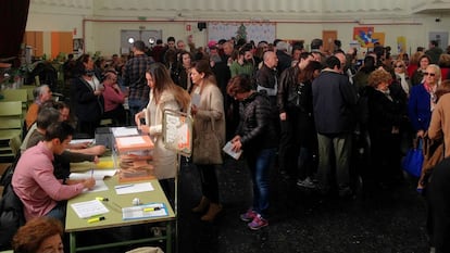 Decenas de personas votan en las elecciones del pasado 20 de diciembre.