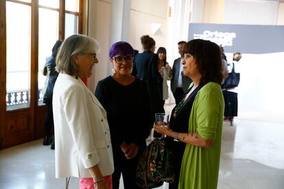 Gabriela Cañas, presidenta de la agencia Efe, Sáshenka Gutiérrez, Ortega y Gasset a la mejor fotografía y Rosa Montero, periodista y escritora, al inicio de la gala. 